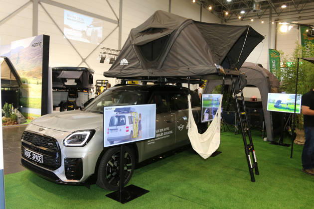 Mini Countryman with a Roof Space roof tent, Caravan Salon Düsseldorf August 28, 2026, Messe Düsseldorf, the world’s leading trade fair for mobile travel, the world’s largest trade fair for motorhomes and caravans, camping and caravanning, mobile vacations, Düsseldorf D