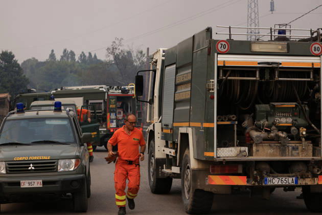 Wildfire suppression efforts continue on Italy s Sicily and Sardinia islands PALERMO, ITALY - AUGUST 28: Firefighting teams and forestry workers respond to tackle a wildfire from the ground with water tankers, while the gendarmerie intervened from the air with a helicopter, in Pianetto, near Palermo, Italy on August 28, 2026. Alberto Lo Bianco Anadolu Palermo Italy. Editorial use only. Please get in touch for any other usage.  Copyright: x2026xAnadoluxAlbertoxLoxBiancox