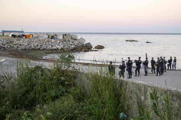 Trampolín Beach once again looks the same as it did during the early days of the mass arrival of migrants. Police patrol Trampolín Beach on August 28, 2026, in Ceuta, Spain. Hundreds of undocumented migrants remain in the Trampolín Beach area, where they have once again built shacks. AUGUST 28, 2026 MIGRATION CRISIS Ceuta, Spain  Copyright: xMarcosxMorenox 7736543