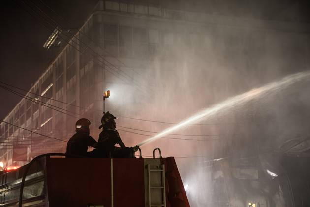 Firefighters battle blaze at major electronics market in Bangkok BANGKOK, THAILAND, AUGUST 28, 2026: Firefighters respond to a fire at Khlong Thom Centre, a major electronics and technology market with more than 500 shops, on Worachak Road in Bangkok™s Pom Prap Sattru Phai district. The fire was reported at approximately 8:42 p.m. and spread across the ground floor and to a mezzanine level, prompting firefighters from multiple stations to respond. Bangkok Thailand Copyright: x xWatsawatxKoktabtimx xJNAxPressx