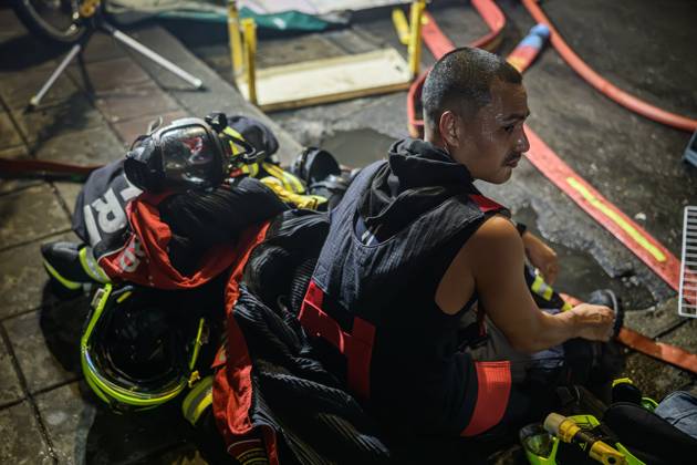 Firefighters battle blaze at major electronics market in Bangkok BANGKOK, THAILAND, AUGUST 28, 2026: Firefighters respond to a fire at Khlong Thom Centre, a major electronics and technology market with more than 500 shops, on Worachak Road in Bangkok™s Pom Prap Sattru Phai district. The fire was reported at approximately 8:42 p.m. and spread across the ground floor and to a mezzanine level, prompting firefighters from multiple stations to respond. Bangkok Thailand Copyright: x xWatsawatxKoktabtimx xJNAxPressx