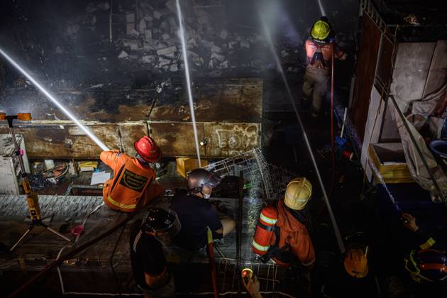 Firefighters battle blaze at major electronics market in Bangkok BANGKOK, THAILAND, AUGUST 28, 2026: Firefighters respond to a fire at Khlong Thom Centre, a major electronics and technology market with more than 500 shops, on Worachak Road in Bangkok™s Pom Prap Sattru Phai district. The fire was reported at approximately 8:42 p.m. and spread across the ground floor and to a mezzanine level, prompting firefighters from multiple stations to respond. Bangkok Thailand Copyright: x xWatsawatxKoktabtimx xJNAxPressx