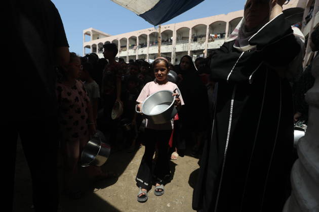 Displaced Palestinians Gather for Food Aid in Northern Gaza Displaced Palestinians carrying pots and containers gather to receive food from a charity kitchen in the northern Gaza Strip on August 29, 2026. Residents continue to face difficult humanitarian conditions and severe shortages of basic necessities amid the ongoing war and its widespread impact on daily life. Photo by Hassan al-Jedi apaimages Nusairat Gaza Strip Palestinian Territory 290826_Gaza_HJ_00(11).jpeg Copyright: xapaimagesxHassanxal-Jedixx xapaimagesx