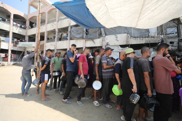 Displaced Palestinians Gather for Food Aid in Northern Gaza Displaced Palestinians carrying pots and containers gather to receive food from a charity kitchen in the northern Gaza Strip on August 29, 2026. Residents continue to face difficult humanitarian conditions and severe shortages of basic necessities amid the ongoing war and its widespread impact on daily life. Photo by Hassan al-Jedi apaimages Nusairat Gaza Strip Palestinian Territory 290826_Gaza_HJ_00(14).jpeg Copyright: xapaimagesxHassanxal-Jedixx xapaimagesx