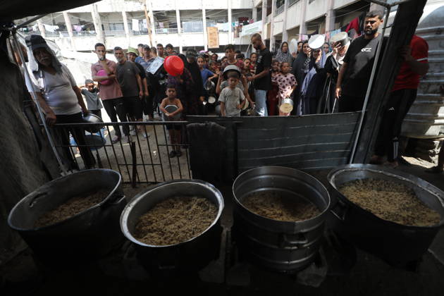 Displaced Palestinians Gather for Food Aid in Northern Gaza Displaced Palestinians carrying pots and containers gather to receive food from a charity kitchen in the northern Gaza Strip on August 29, 2026. Residents continue to face difficult humanitarian conditions and severe shortages of basic necessities amid the ongoing war and its widespread impact on daily life. Photo by Hassan al-Jedi apaimages Nusairat Gaza Strip Palestinian Territory 290826_Gaza_HJ_00(16).jpeg Copyright: xapaimagesxHassanxal-Jedixx xapaimagesx