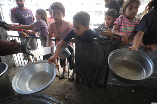 Displaced Palestinians Gather for Food Aid in Northern Gaza Displaced Palestinians carrying pots and containers gather to receive food from a charity kitchen in the northern Gaza Strip on August 29, 2026. Residents continue to face difficult humanitarian conditions and severe shortages of basic necessities amid the ongoing war and its widespread impact on daily life. Photo by Hassan al-Jedi apaimages Nusairat Gaza Strip Palestinian Territory 290826_Gaza_HJ_00(32).jpeg Copyright: xapaimagesxHassanxal-Jedixx xapaimagesx