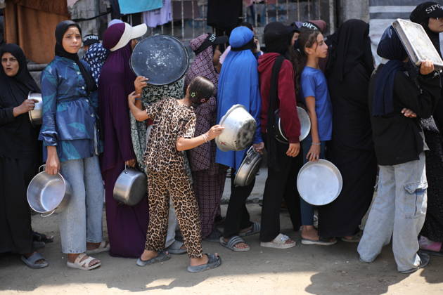 Displaced Palestinians Gather for Food Aid in Northern Gaza Displaced Palestinians carrying pots and containers gather to receive food from a charity kitchen in the northern Gaza Strip on August 29, 2026. Residents continue to face difficult humanitarian conditions and severe shortages of basic necessities amid the ongoing war and its widespread impact on daily life. Photo by Hassan al-Jedi apaimages Nusairat Gaza Strip Palestinian Territory 290826_Gaza_HJ_00(4).jpeg Copyright: xapaimagesxHassanxal-Jedixx xapaimagesx