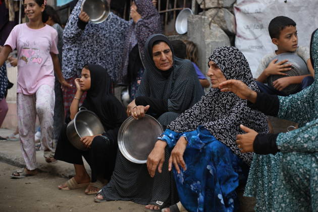 Displaced Palestinians Gather for Food Aid in Northern Gaza Displaced Palestinians carrying pots and containers gather to receive food from a charity kitchen in the northern Gaza Strip on August 29, 2026. Residents continue to face difficult humanitarian conditions and severe shortages of basic necessities amid the ongoing war and its widespread impact on daily life. Photo by Hassan al-Jedi apaimages Nusairat Gaza Strip Palestinian Territory 290826_Gaza_HJ_00(7).jpeg Copyright: xapaimagesxHassanxal-Jedixx xapaimagesx