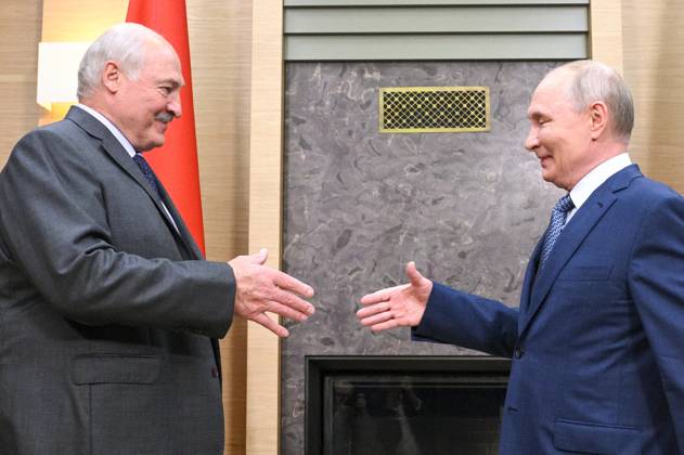 Russia Belarus 9230938 29.08.2026 Russian President Vladimir Putin and Belarusian President Alexander Lukashenko, left, shake hands during a meeting at the Novo-Ogaryovo state residence, outside Moscow, Russia. Kirill Zykov Sputnik Novo-Ogaryovo Moscow region Russia  Copyright: xKirillxZykovx