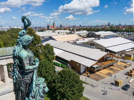 MÜNCHEN, DEUTSCHLAND, 29. AUGUST 2026 – Die Bavaria-Statue blickt auf die Aufbauarbeiten für das Oktoberfest: Die Bavaria-Statue steht neben ihrem Löwen und blickt während der Aufbauphase des Oktoberfestes 2026 auf die Theresienwiese. Unten erheben sich große Bierzelte wie das Schützenfestzelt und das Paulaner-Festzelt zwischen Holzkonstruktionen und auf dem Copyright: xx