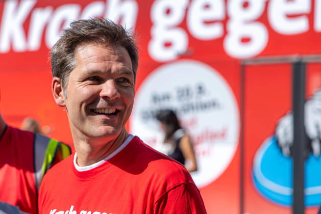 Steffen Krach s Election Campaign, Germany, Berlin, August 29, 2026: SPD lead candidate Steffen Krach in the pedestrian zone on Wilmersdorfer Straße in Berlin’s Charlottenburg district, with the slogan Krach Against Nazis. Steffen Krach is the lead candidate for the 2026 House of Representatives election and for the office of Governing Mayorof Berlin