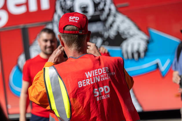 Steffen Krach s Election Campaign, Germany, Berlin, August 29, 2026: SPD lead candidate Steffen Krach in the pedestrian zone on Wilmersdorfer Straße in Berlin’s Charlottenburg district, with the slogan Krach Against Nazis. Steffen Krach is the lead candidate for the 2026 House of Representatives election and for the office of Governing Mayorof Berlin