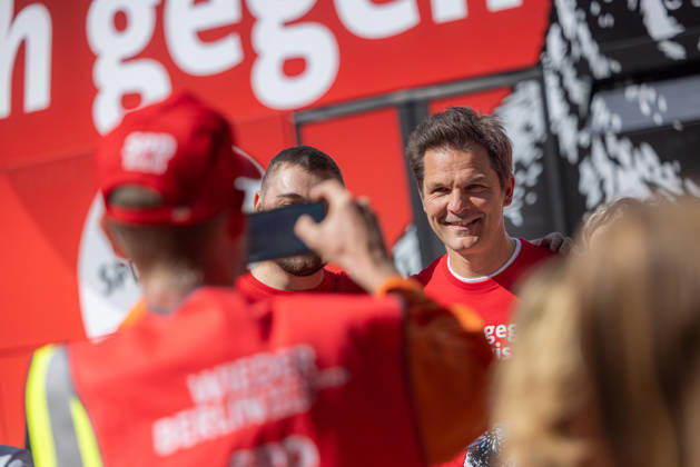 Steffen Krach s Election Campaign, Germany, Berlin, August 29, 2026: SPD lead candidate Steffen Krach in the pedestrian zone on Wilmersdorfer Straße in Berlin’s Charlottenburg district, with the slogan Krach Against Nazis. Steffen Krach is the lead candidate for the 2026 House of Representatives election and for the office of Governing Mayorof Berlin