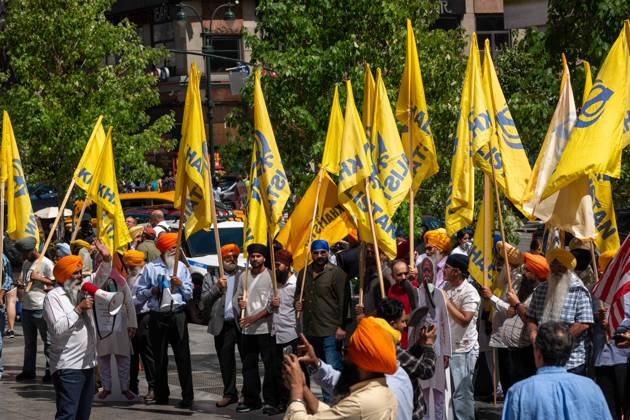 New York, NY- August 29: People Protest Against the RSS Chief Mohan Bhagwat, Hindu Nationalism,, and Hindutva in Front of Madison Square Garden on August 29, 2026. This protest is due to RSS Chief Mohan Bhagwat speaking at Madison Square Garden as attendees begin to show up and clashes arise. Credit: AdMedia USA  - ZUMAa123 20050930_zaa_a123_069 Copyright: xCamaraxPorterx