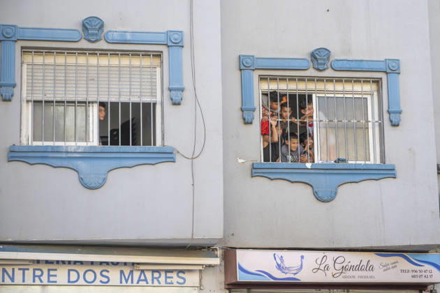 Peaceful demonstration organized by neighborhood associations in Ceuta A group of children watches from the window of an apartment during a peaceful demonstration on August 29, 2026, in Ceuta, Spain. The demonstration, which was distinctly peaceful in nature, was organized by several neighborhood associations under the slogan Ceuta United, Ceuta at Peace. Another march planned for tonight was ultimately canceled by its organizers to prevent people who incite violence from joining them, as they were alerted to the possible arrival of extremist groups. AUGUST 29, 2026 Ceuta, Spain Copyright: xMarcosxMorenox 7737690