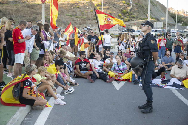 Peaceful demonstration organized by neighborhood associations in Ceuta: Dozens of people during a peaceful demonstration on August 29, 2026, in Ceuta, Spain. The demonstration, which was distinctly peaceful in nature, was organized by several neighborhood associations under the slogan Ceuta United, Ceuta at Peace. Another march planned for tonight was ultimately canceled by its organizers to prevent people who incite violence from joining them, after they were alerted to the possible arrival of extremist groups. AUGUST 29, 2026, Ceuta, Spain Copyright: xMarcosxMorenox 7737688