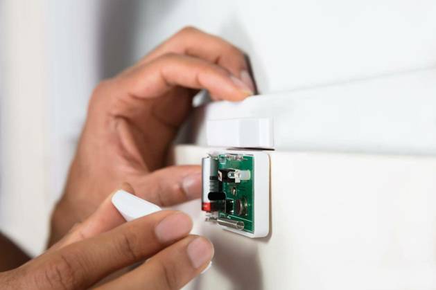 Close-up Of A Technician s Hand Repairing Security System Door Sensor Copyright: xAndreyPopovx Panthermedia76493168.jpg