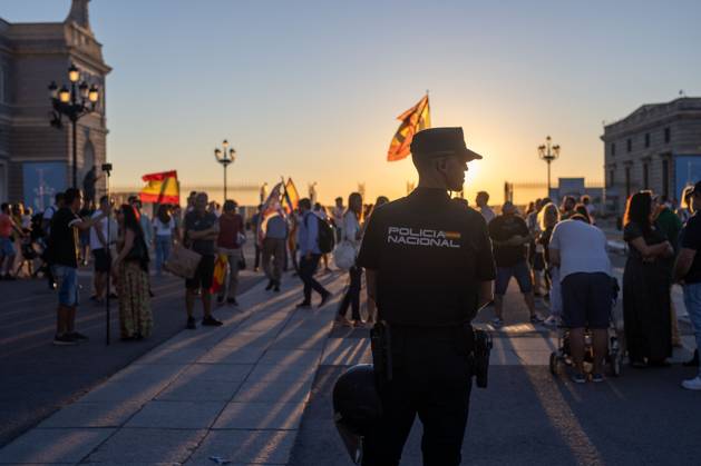 August 29, 2026, Madrid, Spain: A National Police officer observes a group of protesters during a rally in Madrid.Rally organized by far-right groups such as Europe Save Act, Revuelta, and Reconquista in support of remigration, under the slogan Save Spain, save Europe! Madrid Spain  - ZUMAs197 20260829_aaa_s197_142 Copyright: xDavidxCanalesx