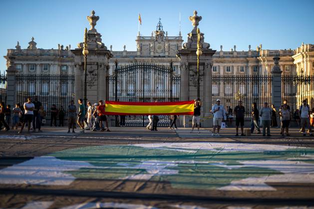 August 29, 2026, Madrid, Spain: A Spanish flag is seen in front of the Royal Palace during a far-right rally in Madrid.Rally organized by far-right groups such as Europe Save Act, Revuelta, and Reconquista in support of remigration, under the slogan Save Spain, save Europe! Madrid Spain - ZUMAs197 20260829_aaa_s197_146 Copyright: xDavidxCanalesx