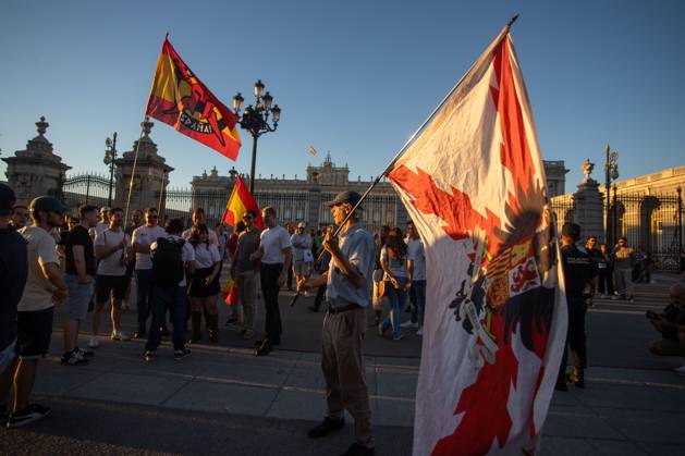 August 29, 2026, Madrid, Spain: A man carries a flag with an imperial eagle.Rally organized by far-right groups such as Europe Save Act, Revuelta, and Reconquista in support of remigration, under the slogan Save Spain, save Europe! Madrid Spain - ZUMAs197 20260829_aaa_s197_147 Copyright: xDavidxCanalesx