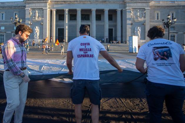 August 29, 2026, Madrid, Spain: A man wears a white t-shirt that reads Ceuta and Melilla are Spanish during a rally in Madrid.Rally organized by far-right groups such as Europe Save Act, Revuelta, and Reconquista in support of remigration, under the slogan Save Spain, save Europe! Madrid Spain  - ZUMAs197 20260829_aaa_s197_150 Copyright: xDavidxCanalesx
