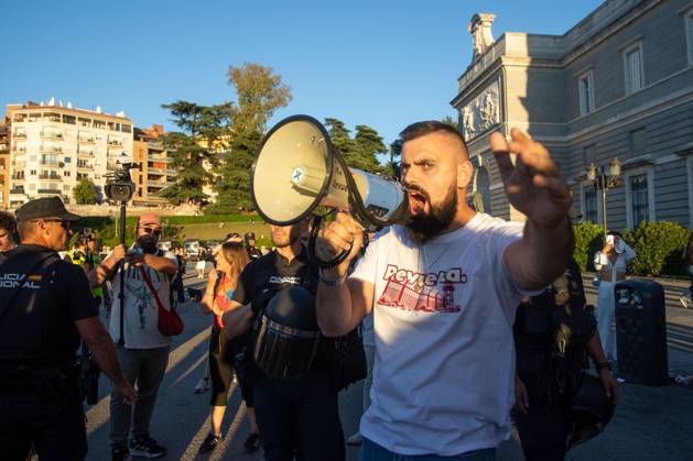 August 29, 2026, Madrid, Spain: A man wearing a t-shirt from the far-right group Revuelta shouts into a megaphone during a rally in Madrid.Rally organized by far-right groups such as Europe Save Act, Revuelta, and Reconquista in support of remigration, under the slogan Save Spain, save Europe! Madrid Spain - ZUMAs197 20260829_aaa_s197_154 Copyright: xDavidxCanalesx