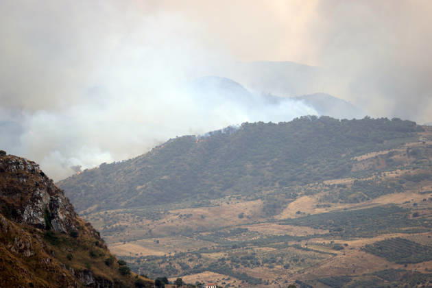 Wildfires on Italy s Sicily island threaten residential areas PALERMO, ITALY - AUGUST 29: Wildfires broke out at several locations threatened residential areas in some parts on Italy s southern island of Sicily, on August 29, 2026. Near the city of Palermo, a fire that started yesterday afternoon in the maquis shrubland stretching between the town of Ciminna and Ventimiglia di Sicilia affected a wide area. Firefighting teams responded to bring the fire under control, working from the ground with water tankers and from the air with firefighting planes and helicopters. One person injured in the fire was transported to hospital by air ambulance helicopter, while many others were forced to leave their homes along with their animals due to the f  Copyright: x2026xAnadoluxAlbertoxLoxBiancox