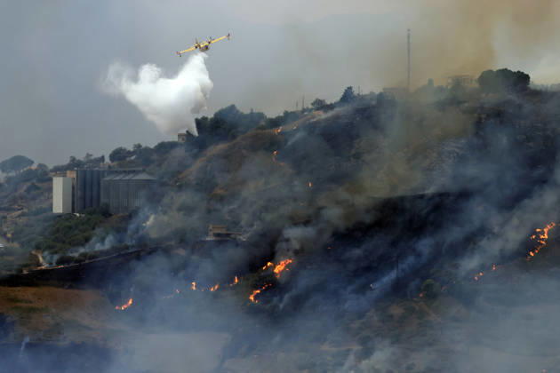 Wildfires on Italy s Sicily island threaten residential areas PALERMO, ITALY - AUGUST 29: Wildfires broke out at several locations threatened residential areas in some parts on Italy s southern island of Sicily, on August 29, 2026. Near the city of Palermo, a fire that started yesterday afternoon in the maquis shrubland stretching between the town of Ciminna and Ventimiglia di Sicilia affected a wide area. Firefighting teams responded to bring the fire under control, working from the ground with water tankers and from the air with firefighting planes and helicopters. One person injured in the fire was transported to hospital by air ambulance helicopter, while many others were forced to leave their homes along with their animals due to the f  Copyright: x2026xAnadoluxAlbertoxLoxBiancox