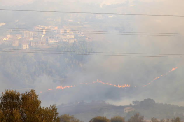 Wildfires on Italy s Sicily island threaten residential areas PALERMO, ITALY - AUGUST 29: Wildfires broke out at several locations threatened residential areas in some parts on Italy s southern island of Sicily, on August 29, 2026. Near the city of Palermo, a fire that started yesterday afternoon in the maquis shrubland stretching between the town of Ciminna and Ventimiglia di Sicilia affected a wide area. Firefighting teams responded to bring the fire under control, working from the ground with water tankers and from the air with firefighting planes and helicopters. One person injured in the fire was transported to hospital by air ambulance helicopter, while many others were forced to leave their homes along with their animals due to the f  Copyright: x2026xAnadoluxAlbertoxLoxBiancox