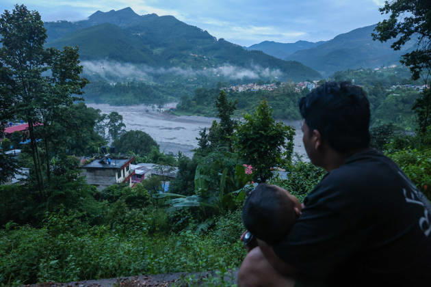 People in Nepal flee homes amid flash flood warning BIDUR, NEPAL - AUGUST 30: A man and his child living along the Trishuli River take shelter at higher ground after fleeing home early in the morning, as authorities issue new flash flood warning, in Bidir, Nuwakot, Nepal, on August 30, 2026. More than 2,000 people remain missing while hundreds of people have died, following the flash flood and landslide near the Nepal-China border earlier. Among the missing foreign nationals include those from China, India, the United States, Australia, the United Kingdom and South Korea. Daniel Ceng Anadolu Bidur Nepal. Editorial use only. Please get in touch for any other usage. Copyright: x2026xAnadoluxDanielxCengx