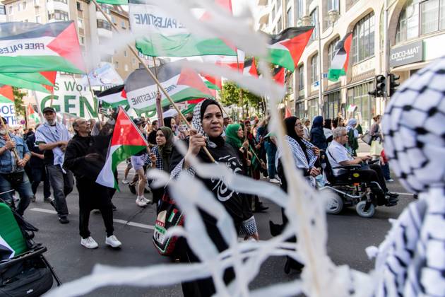 August 29, 2026, Berlin, Germany: BERLIN, GERMANY, AUGUST 29, 2026: Hundreds of people take part in a pro-Palestinian demonstration in central Berlin, criticizing the German government s policy toward Israel and its position on the war in Gaza. Police in riot gear accompany the march, which is led by members of the Palestinian diaspora. The demonstration concludes near Berlin City Hall, where participants display an installation commemorating children killed in Gaza, including a vehicle presented in reference to Hind Rajab, a Palestinian girl killed in Gaza in 2024. Berlin Germany  - ZUMAq101 20260829_zna_q101_184 Copyright: xAndro SxTrujillox
