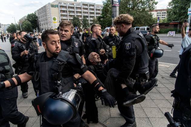 August 29, 2026, Berlin, Germany: BERLIN, GERMANY, AUGUST 29, 2026: Hundreds of people take part in a pro-Palestinian demonstration in central Berlin, criticizing the German government s policy toward Israel and its position on the war in Gaza. Police in riot gear accompany the march, which is led by members of the Palestinian diaspora. The demonstration concludes near Berlin City Hall, where participants display an installation commemorating children killed in Gaza, including a vehicle presented in reference to Hind Rajab, a Palestinian girl killed in Gaza in 2024. Berlin Germany  - ZUMAq101 20260829_zna_q101_190 Copyright: xAndro SxTrujillox