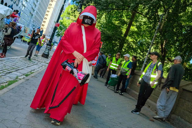 August 29, 2026, New York, New York, USA: Rise and Resist with the National Handmaiden Army and their visual imagery in NYC silently protesting.Donald Trump, the lack of womens rights, government policies, reproductive rights, getting out the Vote,.gender discrimination and body autonomy. They are striking symbols of political defiance and solidarity. New York USA  - ZUMAh156 20260829_znp_h156_001 Copyright: xMiloxHessx