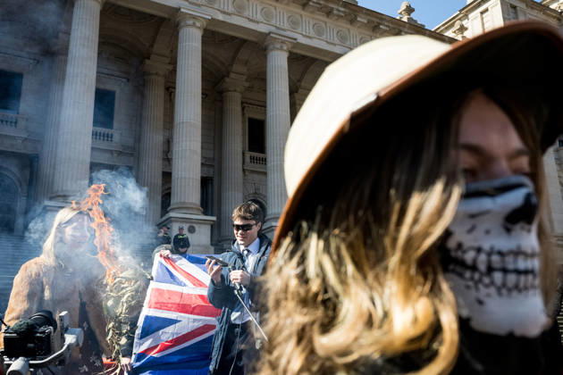 ANTI IMMIGRATION RALLY, Anti immigration protestors converged on the steps of Parliament house as satirical comedian Lisa Jane Spencer performs a mock Welcome to Country during a far right March for Australia anti-immigration rally in Melbourne, Sunday, August 30, 2026. ( NO ARCHIVING MELBOURNE VICTORIA AUSTRALIA Copyright: xCHRISTOPHERxHOPKINSx 20260830166045104347