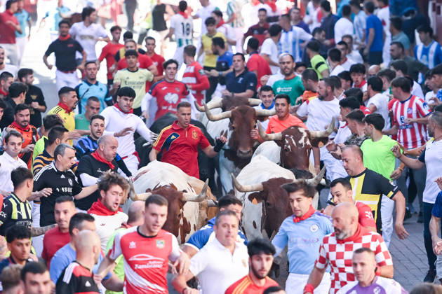 Seventh bull run of the San Sebastián de los Reyes festival in Madrid. Runners during the seventh bull run of the San Sebastián de los Reyes festival, featuring bulls from the Juan Pedro Domecq and Álvaro Núnez ranches, on August 30, 2026, in San Sebastián de los Reyes, Madrid, Spain. This is one of the most iconic events of the patron saint festivities in honor of the Santísimo Cristo de los Remedios. The route is 820 meters long and runs from the pens to the bullring, drawing thousands of runners and spectators. During these days, there is also a nighttime bull run, a bull release, contests, and visits to the pens to see the bulls before the races. AUGUST 30, 2026 BULLS LOCAL FESTIVITIES San Sebastián de los Reyes, Madrid San Sebastián d Copyright: xGustavoxValientex 7738326