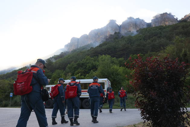 RUSSIA, REPUBLIC OF CRIMEA - AUGUST 30, 2026: Emergency service workers at the scene of a wildfire on Chishma-Kaya Rocks in the vicinity of Mangul-Kale in the Bakhchisarai District. Maxim Churusov TASS  96853719