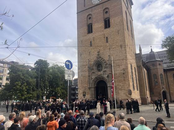 In der Domkirche in Oslo haben König Harald V. und Königin Sonja am 29.08.1968 geheiratet. Am Sonntag, 30. August 2026 findet hier ein Trauergottesdienst statt. Menschen trauern nach dem Tod von Norwegens König Harald V. in Oslo. Oslo, Norwegen, 30.08.2026. König Harald V. von Norwegen ist am Freitag, den 28. August 2026, im Alter von 89 Jahren friedlich im Reichskrankenhaus in Oslo verstorben. Seit der Nachricht von seinem Tod herrscht in ganz Norwegen tiefe Trauer. Zehntausende Menschen strömen zum Schlossplatz vor dem Königlichen Schloss in Oslo, um mit einem Meer aus bunten Blumen, brennenden Kerzen, handgeschriebenen Briefen und Flaggen Abschied von ihrem geliebten Monarchen zu nehmen. Harald V. galt über Jahrzehnte als der Copyright: xMatthiasxWehnertx