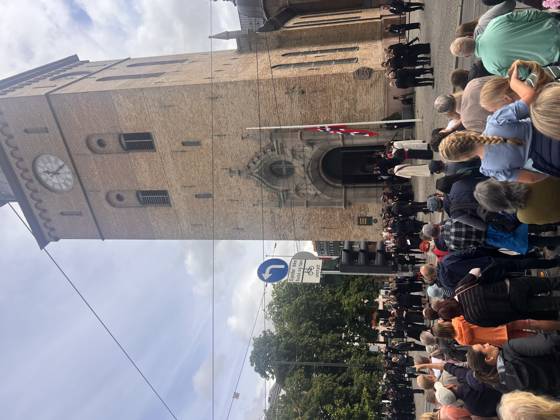 In der Domkirche in Oslo haben König Harald V. und Königin Sonja am 29.08.1968 geheiratet. Am Sonntag, 30. August 2026 findet hier ein Trauergottesdienst statt. Menschen trauern nach dem Tod von Norwegens König Harald V. in Oslo. Oslo, Norwegen, 30.08.2026. König Harald V. von Norwegen ist am Freitag, den 28. August 2026, im Alter von 89 Jahren friedlich im Reichskrankenhaus in Oslo verstorben. Seit der Nachricht von seinem Tod herrscht in ganz Norwegen tiefe Trauer. Zehntausende Menschen strömen zum Schlossplatz vor dem Königlichen Schloss in Oslo, um mit einem Meer aus bunten Blumen, brennenden Kerzen, handgeschriebenen Briefen und Flaggen Abschied von ihrem geliebten Monarchen zu nehmen. Harald V. galt über Jahrzehnte als der Copyright: xMatthiasxWehnertx