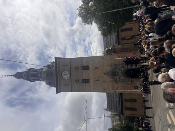 In der Domkirche in Oslo haben König Harald V. und Königin Sonja am 29.08.1968 geheiratet. Am Sonntag, 30. August 2026 findet hier ein Trauergottesdienst statt. Menschen trauern nach dem Tod von Norwegens König Harald V. in Oslo. Oslo, Norwegen, 30.08.2026. König Harald V. von Norwegen ist am Freitag, den 28. August 2026, im Alter von 89 Jahren friedlich im Reichskrankenhaus in Oslo verstorben. Seit der Nachricht von seinem Tod herrscht in ganz Norwegen tiefe Trauer. Zehntausende Menschen strömen zum Schlossplatz vor dem Königlichen Schloss in Oslo, um mit einem Meer aus bunten Blumen, brennenden Kerzen, handgeschriebenen Briefen und Flaggen Abschied von ihrem geliebten Monarchen zu nehmen. Harald V. galt über Jahrzehnte als der Copyright: xMatthiasxWehnertx