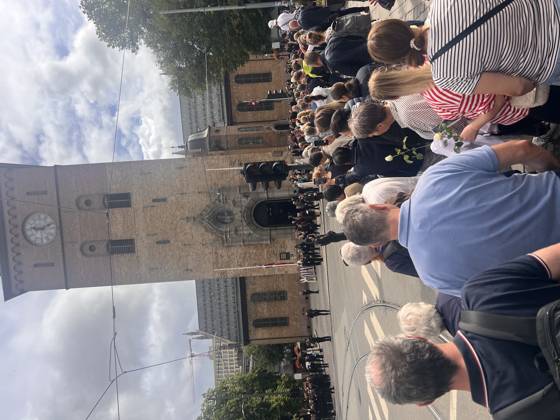 In der Domkirche in Oslo haben König Harald V. und Königin Sonja am 29.08.1968 geheiratet. Am Sonntag, 30. August 2026 findet hier ein Trauergottesdienst statt. Menschen trauern nach dem Tod von Norwegens König Harald V. in Oslo. Oslo, Norwegen, 30.08.2026. König Harald V. von Norwegen ist am Freitag, den 28. August 2026, im Alter von 89 Jahren friedlich im Reichskrankenhaus in Oslo verstorben. Seit der Nachricht von seinem Tod herrscht in ganz Norwegen tiefe Trauer. Zehntausende Menschen strömen zum Schlossplatz vor dem Königlichen Schloss in Oslo, um mit einem Meer aus bunten Blumen, brennenden Kerzen, handgeschriebenen Briefen und Flaggen Abschied von ihrem geliebten Monarchen zu nehmen. Harald V. galt über Jahrzehnte als der Copyright: xMatthiasxWehnertx