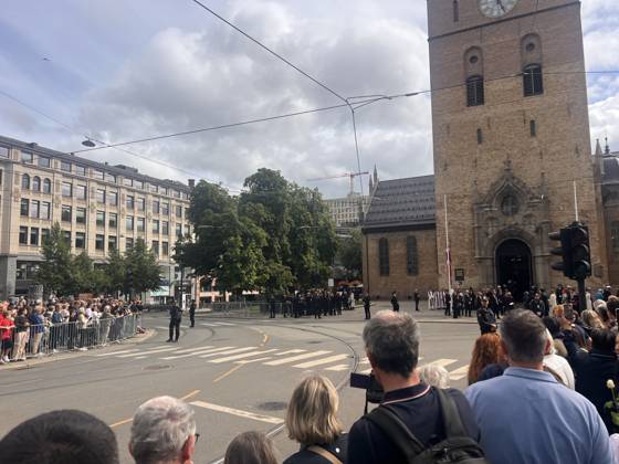 In der Domkirche in Oslo haben König Harald V. und Königin Sonja am 29.08.1968 geheiratet. Am Sonntag, 30. August 2026 findet hier ein Trauergottesdienst statt. Menschen trauern nach dem Tod von Norwegens König Harald V. in Oslo. Oslo, Norwegen, 30.08.2026. König Harald V. von Norwegen ist am Freitag, den 28. August 2026, im Alter von 89 Jahren friedlich im Reichskrankenhaus in Oslo verstorben. Seit der Nachricht von seinem Tod herrscht in ganz Norwegen tiefe Trauer. Zehntausende Menschen strömen zum Schlossplatz vor dem Königlichen Schloss in Oslo, um mit einem Meer aus bunten Blumen, brennenden Kerzen, handgeschriebenen Briefen und Flaggen Abschied von ihrem geliebten Monarchen zu nehmen. Harald V. galt über Jahrzehnte als der Copyright: xMatthiasxWehnertx