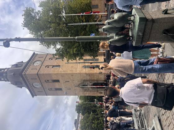 In der Domkirche in Oslo haben König Harald V. und Königin Sonja am 29.08.1968 geheiratet. Am Sonntag, 30. August 2026 findet hier ein Trauergottesdienst statt. Menschen trauern nach dem Tod von Norwegens König Harald V. in Oslo. Oslo, Norwegen, 30.08.2026. König Harald V. von Norwegen ist am Freitag, den 28. August 2026, im Alter von 89 Jahren friedlich im Reichskrankenhaus in Oslo verstorben. Seit der Nachricht von seinem Tod herrscht in ganz Norwegen tiefe Trauer. Zehntausende Menschen strömen zum Schlossplatz vor dem Königlichen Schloss in Oslo, um mit einem Meer aus bunten Blumen, brennenden Kerzen, handgeschriebenen Briefen und Flaggen Abschied von ihrem geliebten Monarchen zu nehmen. Harald V. galt über Jahrzehnte als der Copyright: xMatthiasxWehnertx