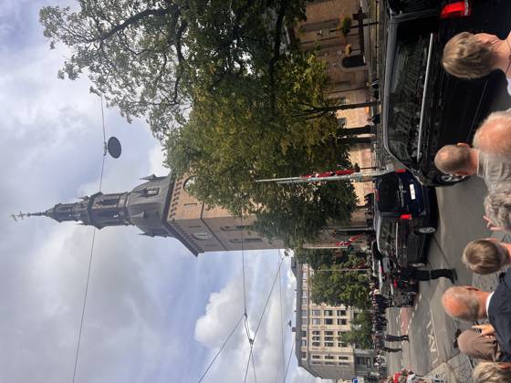 In der Domkirche in Oslo haben König Harald V. und Königin Sonja am 29.08.1968 geheiratet. Am Sonntag, 30. August 2026 findet hier ein Trauergottesdienst statt. Menschen trauern nach dem Tod von Norwegens König Harald V. in Oslo. Oslo, Norwegen, 30.08.2026. König Harald V. von Norwegen ist am Freitag, den 28. August 2026, im Alter von 89 Jahren friedlich im Reichskrankenhaus in Oslo verstorben. Seit der Nachricht von seinem Tod herrscht in ganz Norwegen tiefe Trauer. Zehntausende Menschen strömen zum Schlossplatz vor dem Königlichen Schloss in Oslo, um mit einem Meer aus bunten Blumen, brennenden Kerzen, handgeschriebenen Briefen und Flaggen Abschied von ihrem geliebten Monarchen zu nehmen. Harald V. galt über Jahrzehnte als der Copyright: xMatthiasxWehnertx