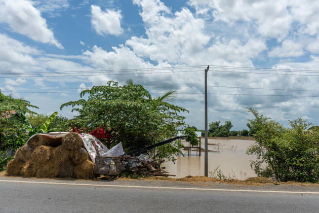 Flooded Kratie braces for another round of flooding KRATIE, CAMBODIA - AUGUST 30: Farmers in affected agricultural areas navigate boats through their fields or wade through the water, while livestock and farm equipment have been moved to higher ground along roads that remain above the floodwaters as more than 4,000 hectares of rice fields have been inundated by floods across four provinces, including Kratie province, Cambodia, as seen on August 30, 2026. Magdalena Chodownik Anadolu Kratie Cambodia. Editorial use only. Please get in touch for any other usage.  Copyright: x2026xAnadoluxMagdalenaxChodownikx