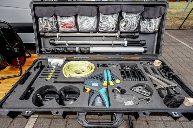 75 Years of the Federal Police: Community Festival Hosted by the Federal Police Headquarters in Hanover; Federal Police Bomb Disposal Unit in Hanover; Hook and Rope Set; Suitcase; Hanover Federal Police Headquarters, Lower Saxony, Hanover Region, Germany
