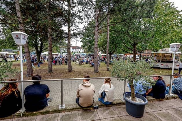 75th Anniversary of the Federal Police: Community Festival Hosted by the Federal Police Headquarters in Hanover; Visitors Take a Break at the Exhibition Grounds; Hanover Federal Police Headquarters, Lower Saxony, Hanover Region, Germany