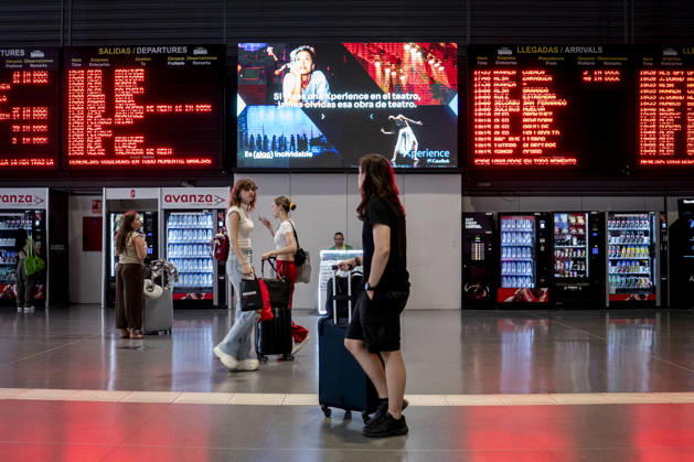 The DGT anticipates 6.9 million trips during the final special summer travel operation. Passengers wait at the South Bus Station during the summer return operation, on August 30, 2026, in Madrid, Spain. This year, the special operation began at 3:00 p.m. on Friday, August 28, and will conclude at midnight on Monday, August 31. The DGT estimates that the return travel will occur in waves and, as is the case every year, they will coincide with the outbound travel of those taking their vacations in September and with those returning to their usual residences in other European countries after the summer break. Furthermore, this return operation also coincides with the MotoGP Aragon Grand Prix, an event that will generate significant traffic—pa Copyright: xA.xPÃ rezxMecax 7738879