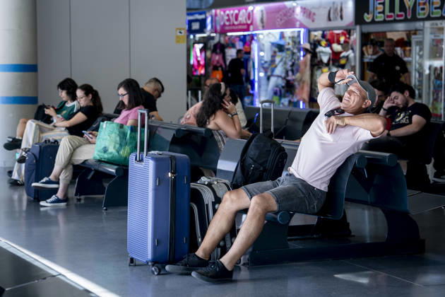 The DGT anticipates 6.9 million trips during the final special summer travel operation. Passengers wait at the South Bus Station during the summer return operation, on August 30, 2026, in Madrid, Spain. This year, the special operation began at 3:00 p.m. on Friday, August 28, and will conclude at midnight on Monday, August 31. The DGT estimates that the return travel will occur in waves and, as is the case every year, they will coincide with the outbound travel of those taking their vacations in September and with those returning to their usual residences in other European countries after the summer break. Furthermore, this return operation also coincides with the MotoGP Aragon Grand Prix, an event that will generate significant traffic—pa Copyright: xA.xPÃ rezxMecax 7738883