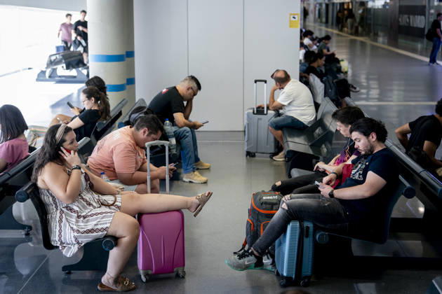 The DGT anticipates 6.9 million trips during the final special summer travel operation. Passengers wait at the South Bus Station during the summer return operation, on August 30, 2026, in Madrid, Spain. This year, the special operation began at 3:00 p.m. on Friday, August 28, and will conclude at midnight on Monday, August 31. The DGT estimates that the return travel will occur in waves and, as is the case every year, they will coincide with the outbound travel of those taking their vacations in September and with those returning to their usual residences in other European countries after the summer break. Furthermore, this return operation also coincides with the MotoGP Aragon Grand Prix, an event that will generate significant traffic—pa Copyright: xA.xPÃ rezxMecax 7738884