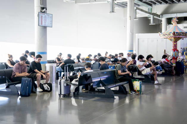 The DGT anticipates 6.9 million trips during the final special summer travel operation. Passengers wait at the South Bus Station during the summer return operation, on August 30, 2026, in Madrid, Spain. This year, the special operation began at 3:00 p.m. on Friday, August 28, and will conclude at midnight on Monday, August 31. The DGT estimates that the return travel will occur in waves and, as is the case every year, they will coincide with the outbound travel of those taking their vacations in September and with those returning to their usual residences in other European countries after the summer break. Furthermore, this return operation also coincides with the MotoGP Aragon Grand Prix, an event that will generate significant traffic—pa Copyright: xA.xPÃ rezxMecax 7738885